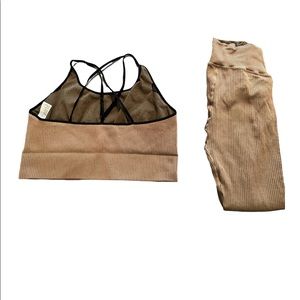 Good American seamless ribbed workout bra & leggings